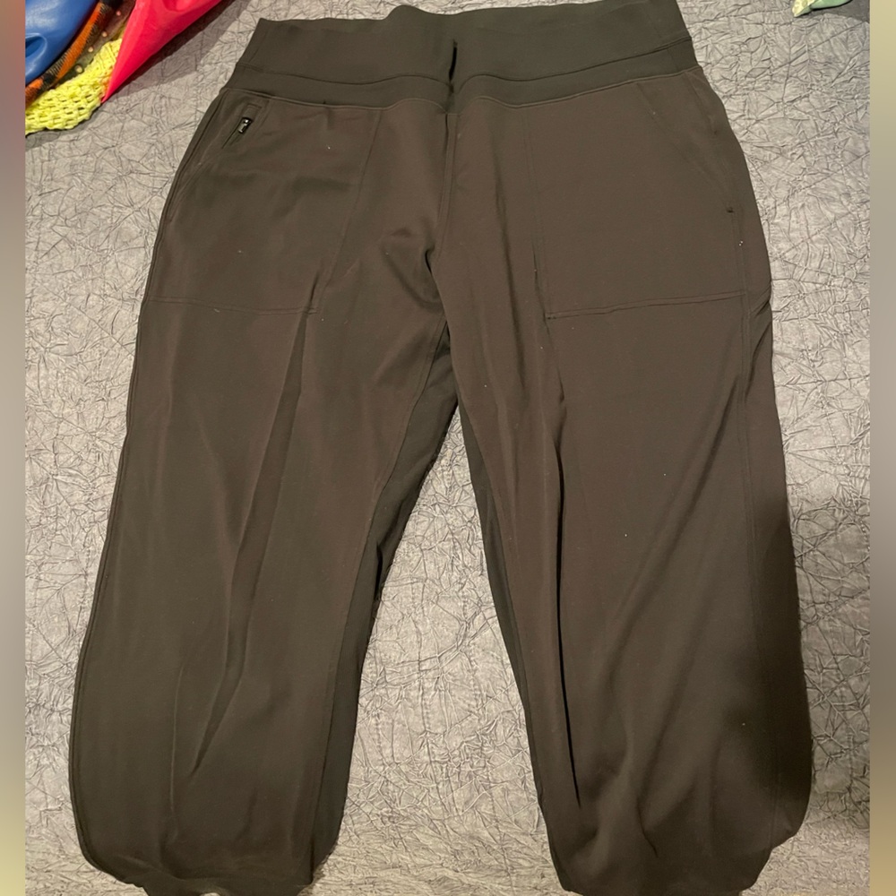 Athleta Venice joggers, size xl, zipped front and back pockets - great for golf!